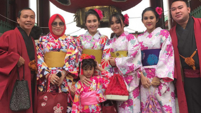 Ayu Ting Ting dan keluarga saat liburan ke Jepang.