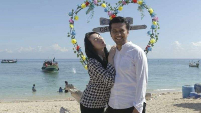 Emil Dardak dan Arumi Bachsin