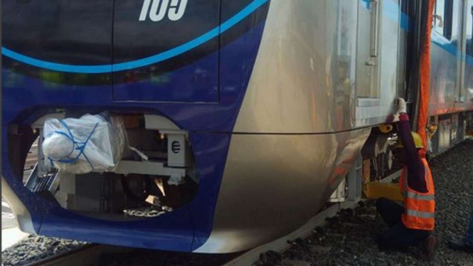 Kereta MRT Memijak rel di Depo Lebak Bulus.