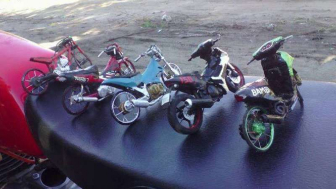 Miniatur sepeda motor dari bahan-bahan bekas.