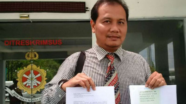 Tim kuasa hukum pasangan calon Ganjar Pranowo-Taj Yasin, Heri Joko Setyo, saat melapor ke Direktorat Reserse Kriminal Khusus Polda Jateng di Semarang pada Senin, 9 April 2018.