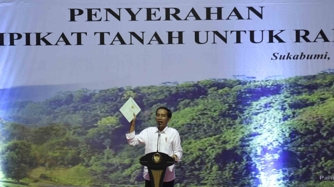 Presiden Joko Widodo berbicara di depan ribuan warga