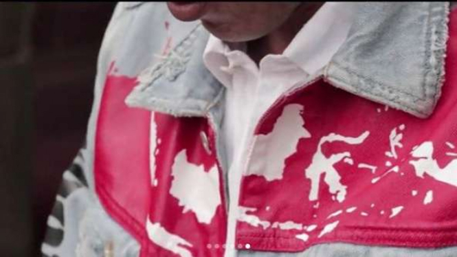 Peta Indonesia yang 'terbelah' di jaket Jokowi. 