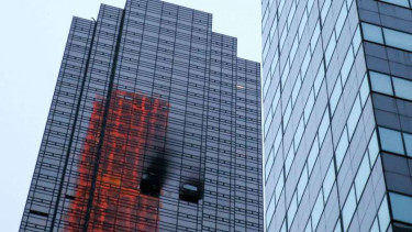 Sebagian gedung apartemen Trump Tower terbakar