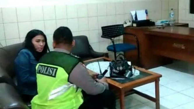 Tiara diinterogasi polisi usai menabrak ojek online.