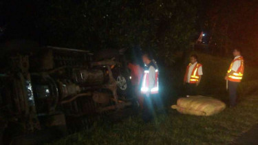 Mobil terguling di tol Cikampek Km 05, Jatiwaringin, Selasa, 10 April 2018