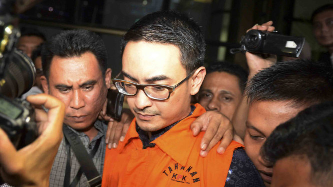 Zumi Zola ditahan KPK.