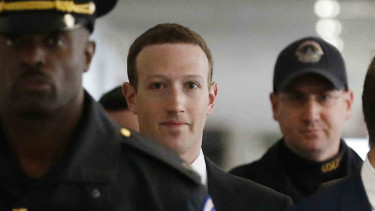 CEO Facebook, Mark Zuckerberg (tengah).