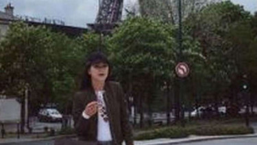 Emily Lock liburan mewah di Paris
