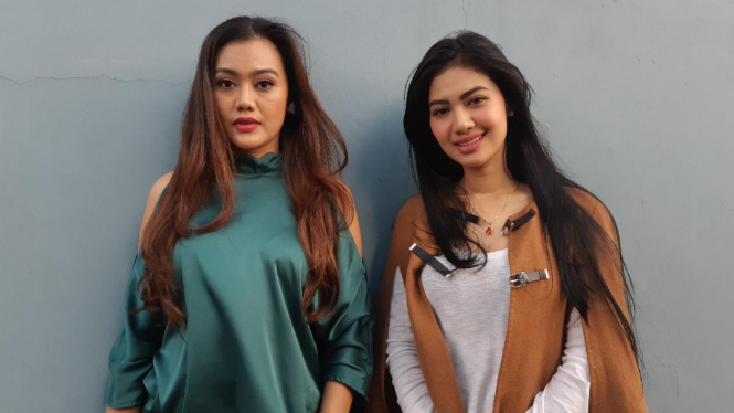 Nia Anggia dan Della Perez