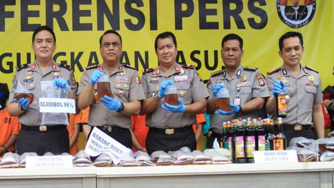 Wakapolri Komjen Pol Syafruddin rilis kasus miras oplosan di Polres Jaksel