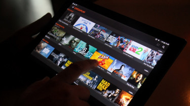 Pengunjung memilih film bioskop melalui video streaming di salah satu penyedia layanan Video on Demand di Jakarta.