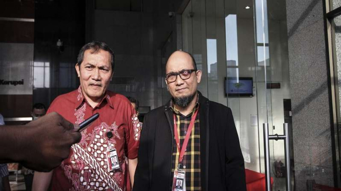 Penyidik Senior KPK Novel Baswedan (kanan) bersama Pimpinan KPK Saut SItumorang