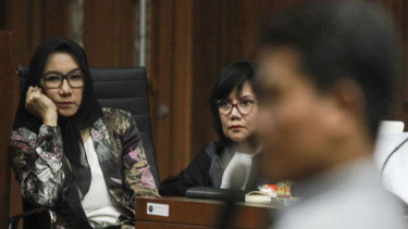 Mantan Bupati Kutai Kartanegara Rita Widyasari (kiri) menjalani persidangan