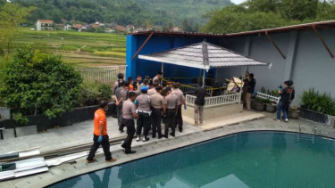 Polisi menggeledah rumah tersangka produsen miras oplosan yang menewaskan puluhan orang di Jalan Bypass, Cicalengka, Kabupaten Bandung, Jawa Barat, pada Kamis, 12 April 2018.