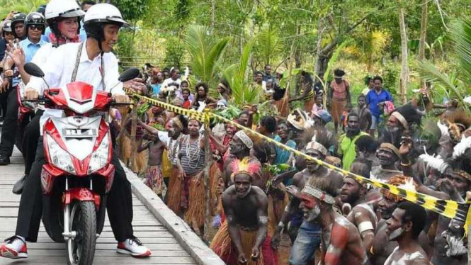 Jokowi dan Iriana saat mengunjungi Asmat.