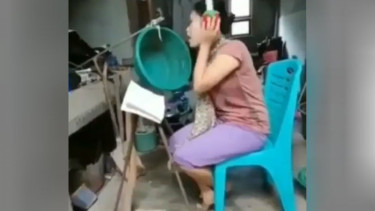 Wanita rekaman lagu.