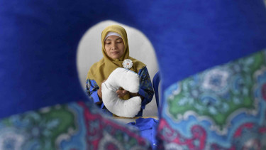 Perajin memproduksi bantal di sentra kerajinan UMKM Wonoyoso, Kabupaten Semarang