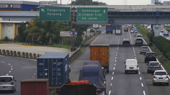 Suasana di ruas tol Jakarta-Tangerang (Janger) di gerbang Tol Tangerang 2, Tangerang, Banten. (Ilustrasi)