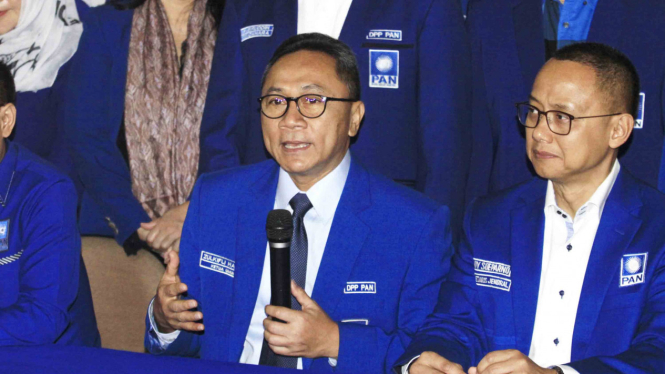 Ketua Umum DPP Partai Amanat Nasional (PAN), Zulkifli Hasan (kedua kanan)
