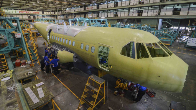 Pengerjaan badan pesawat CN235-220 di hanggar sub assembly CN235 PT Dirgantara Indonesia (PTDI), Bandung