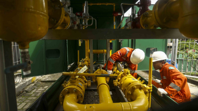 Petugas PT Perusahaan Gas Negara (PGN) (Persero) Tbk mengganti alat ukur (meteran) jaringan gas industri