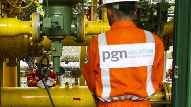Petugas PT Perusahaan Gas Negara (PGN) (Persero) Tbk mengganti alat ukur (meteran) jaringan gas industri Pembangkit Listrik Tenaga Gas (PLTG) milik PT PLN (Persero) Talang Duku