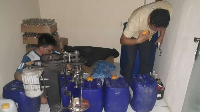 Gudang miras oplosan di Tangerang Selatan