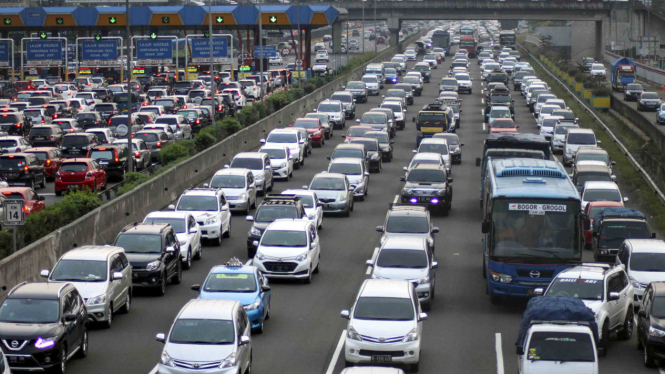 Suasana lalu lintas jalan tol Jagorawi