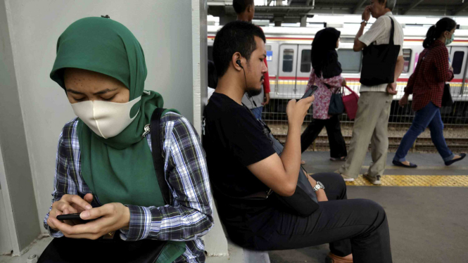 Sorot Layanan Bioskop Smartphone -Warga mengakses smartphone