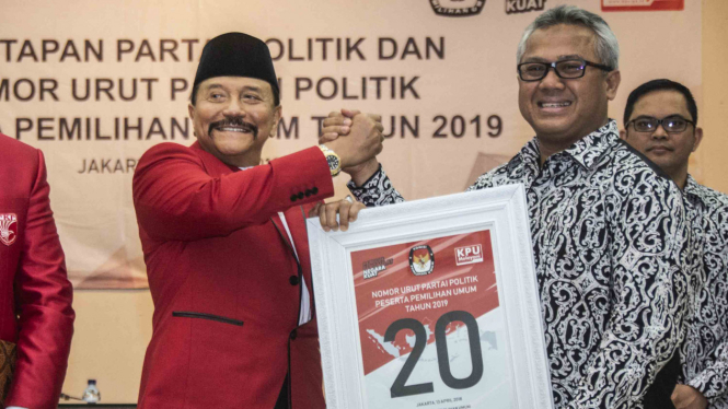 Ketua Umum Partai Keadilan dan Persatuan Indonesia (PKPI), AM Hendropriyono (kiri) 