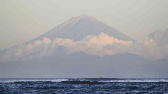 Gunung Agung terlihat dari kawasan pantai Senggigi, Lombok, NTB