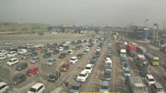 Antrean kendaraan di GT Cikarang Utama, Tol Cikampek, Sabtu, 14 April 2018