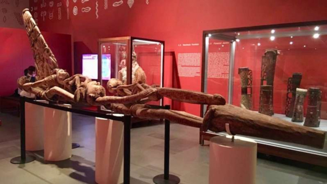 Pameran budaya kerajinan Suku Asmat di Kota Milan, Italia.