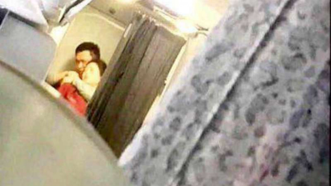 Pramugari Air China disandera.