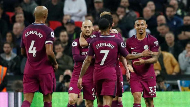 Para pemain Manchester City merayakan gol Gabriel Jesus (kanan)