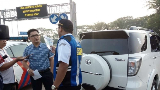 Pengendara protes pada petugas atas aturan ganjil genap di Tol Kunciran 2.