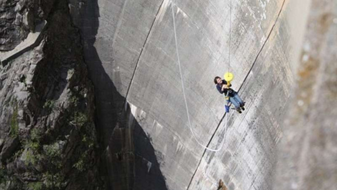 Bungee Jumping di Dam Verzasca di Ticino, Swiss 