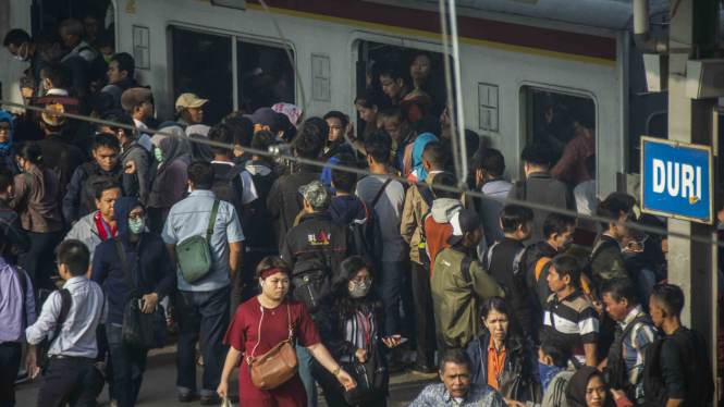 Kepadatan penumpang Kereta Rel Listrik (KRL) di Stasiun Duri, Jakarta