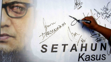 Aksi memperingati setahun kasus penyiraman air keras terhadap Novel Baswedan