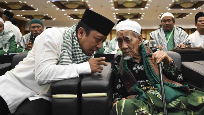 Ketua Umum Partai Persatuan Pembangunan Muhammad Romahurmuziy (kiri) berbincang dengan Ketua Dewan Syariah PPP Maimoen Zubair (kanan) 