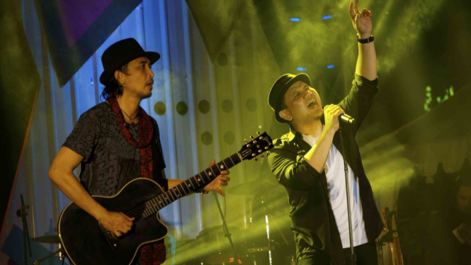 Vokalis Band Padi Reborn, Andy Fadly Arifuddin alias Fadly (kanan) dan gitaris Satriyo Yudi Wahono alias Piyu (kiri) membawakan lagu miliknya