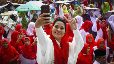 Calon Wakil Gubernur Jawa Timur, Puti Guntur Soekarno melakukan swafoto