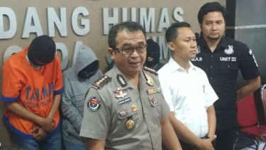 Polisi memperlihatkan tiga pasangan suami-istri yang tergabung dalam grup seks bebas di Markas Polda Jawa Timur, Surabaya, pada Senin, 16 April 2018.