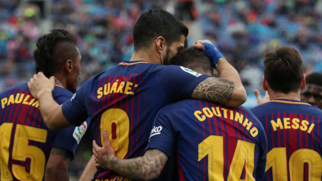 Para pemain Barcelona rayakan gol.