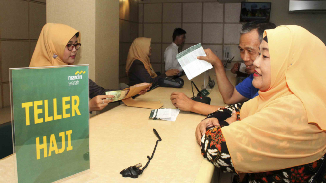 Calon jemaah haji melakukan pelunasan Biaya Penyelenggaran Ibadah Haji (BPIH)