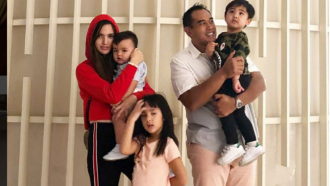Keluarga Ardi Bakrie dan Nia Ramadhani 