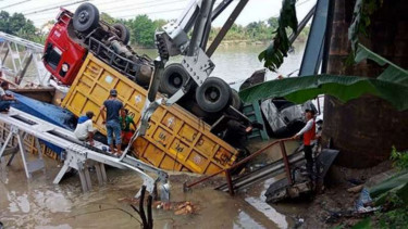Jembatan yang ambruk di Tuban, jawa Timur