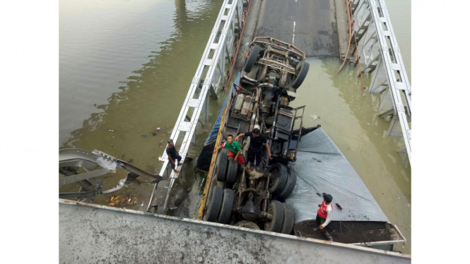 Jembatan nasional patah dan ambruk di aliran Sungai Bengawan Solo, Tuban