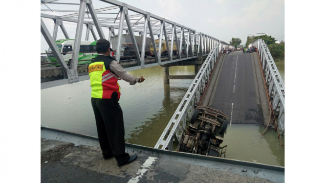 Jembatan nasional patah dan ambruk di aliran Sungai Bengawan Solo, Tuban